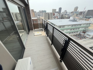 暖かな日差しのふりそそぐバルコニー