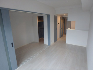 洋室と広々使えるリビング