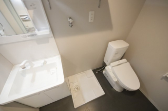 ゆったりとスペースのある洗面所