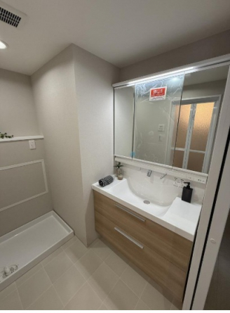 独立洗面台、小物を置くことができて便利です