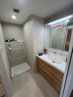 独立洗面台あり、毎朝おしゃれに忙しい女性の方におすすめです