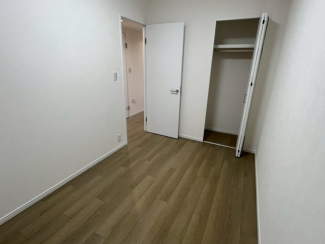 コンパクトで使いやすい洋室です