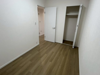 コンパクトで使いやすい洋室です