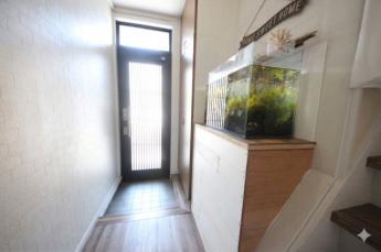 玄関、AIで一部荷物を消しています