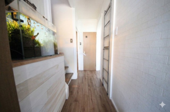 玄関、AIで一部荷物を消しています