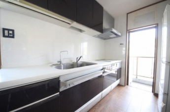 キッチン別角度、AIで一部食器類を消しています