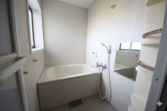 浴室、AIで一部荷物を消しています