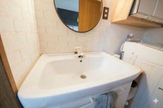 洗面台、AIで一部荷物を消しています