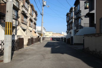 前面は位置指定道路となります