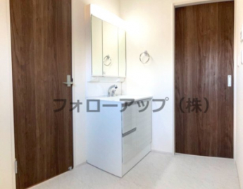独立洗面化粧台が付いています