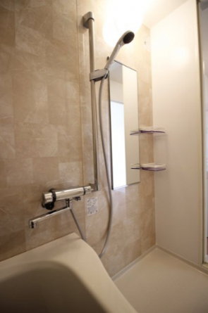 浴室全面改装　自動温度調節機能付きシャワー完備
