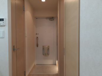 収納もある玄関です