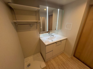 朝の支度にも助かる、独立の洗髪洗面化粧台