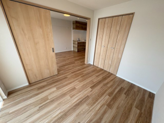 落ち着いた色調の洋室です