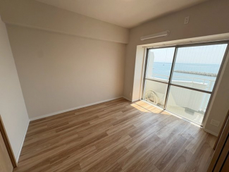 落ち着いた色調の洋室です