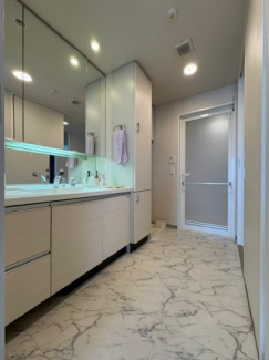 とても広い洗面は家族で朝もゆったり準備できます