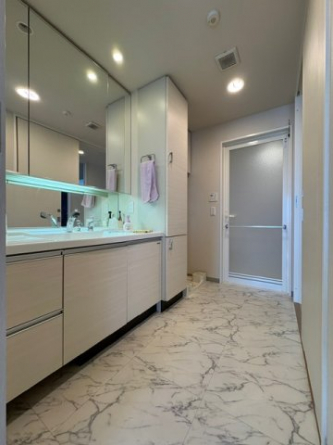 とても広い洗面は家族で朝もゆったり準備できます