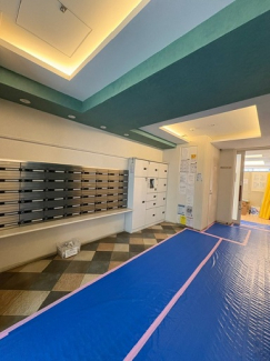 宅配BOXもあるので便利ですね　大規模改修工事中です