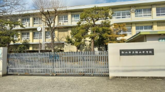 勝山中学校まで958m