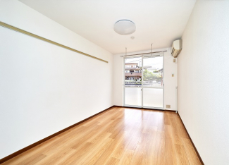 6帖洋室、照明付です。