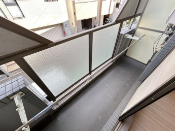 暖かな日差しのふりそそぐバルコニー