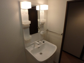 ゆったりとスペースのある洗面所