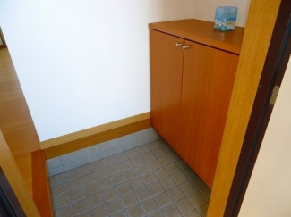 収納もある玄関です