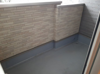 暖かな日差しのふりそそぐバルコニー