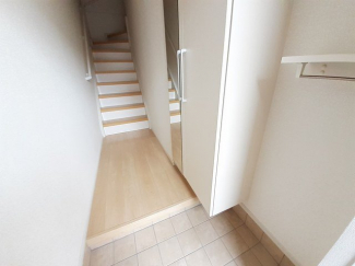 収納もある玄関です