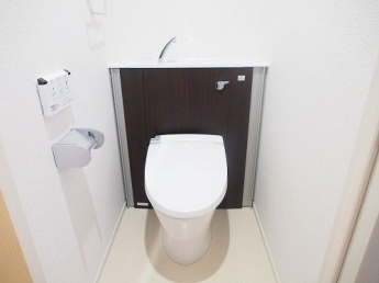 落ち着いた色調のトイレです