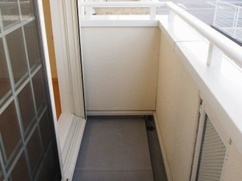 暖かな日差しのふりそそぐバルコニー