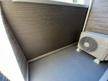 バルコニーからの眺めを楽しみながら食事をしませんか