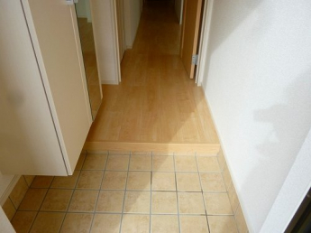 収納もある玄関です