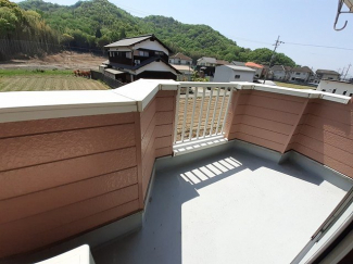 開放的で明るい空間を演出してくれるバルコニーです