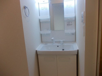 ゆったりとスペースのある洗面所