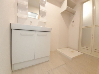 ゆったりとスペースのある洗面所