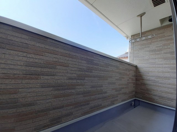 暖かな日差しのふりそそぐバルコニー