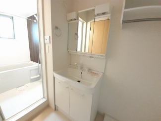 ゆったりとスペースのある洗面所