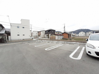 車をお持ちの方に嬉しい駐車場付きの物件です