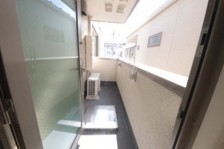 バルコニーからの眺めを楽しみながら食事をしませんか