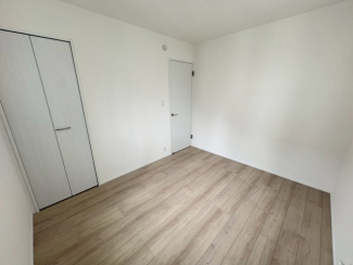 落ち着いた色調の洋室です