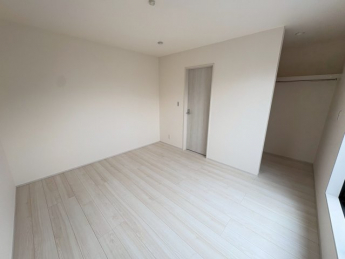 落ち着いた色調の洋室です