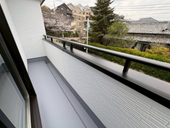 落ち着いた時間を過ごせるバルコニーです