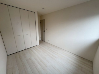 ゆったりした洋室です