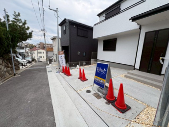 前面道路含む現地写真です