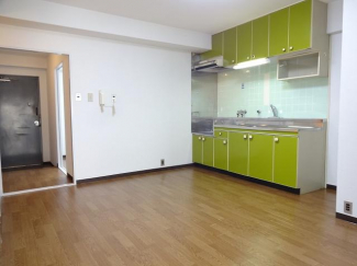 和室側から見たダイニング