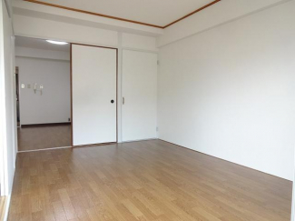 ベランダ側から見た洋室