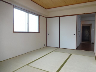 ベランダ側から見た和室