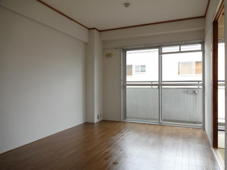 ダイニング側から見た洋室です