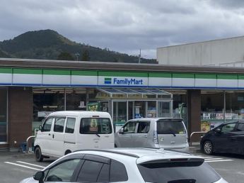 ファミリーマート松野虹の森店まで611m